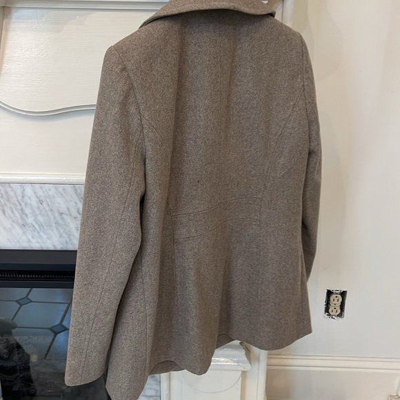 Tower by London Fog beige wool short trench like coat.  Like new! - Picture 4 of 5